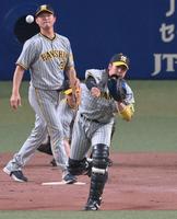 　試合前、シートノックで二塁に送球する梅野（撮影・高部洋祐）