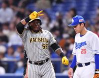 　６回、中前打を放ったミエセス（左）はベンチに向かってピース。右は一塁手の石川昂（撮影・中田匡峻）