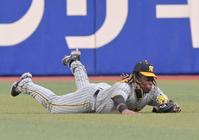 　３回、福永の打球をダイビングキャッチする右翼手・ミエセス（撮影・立川洋一郎）