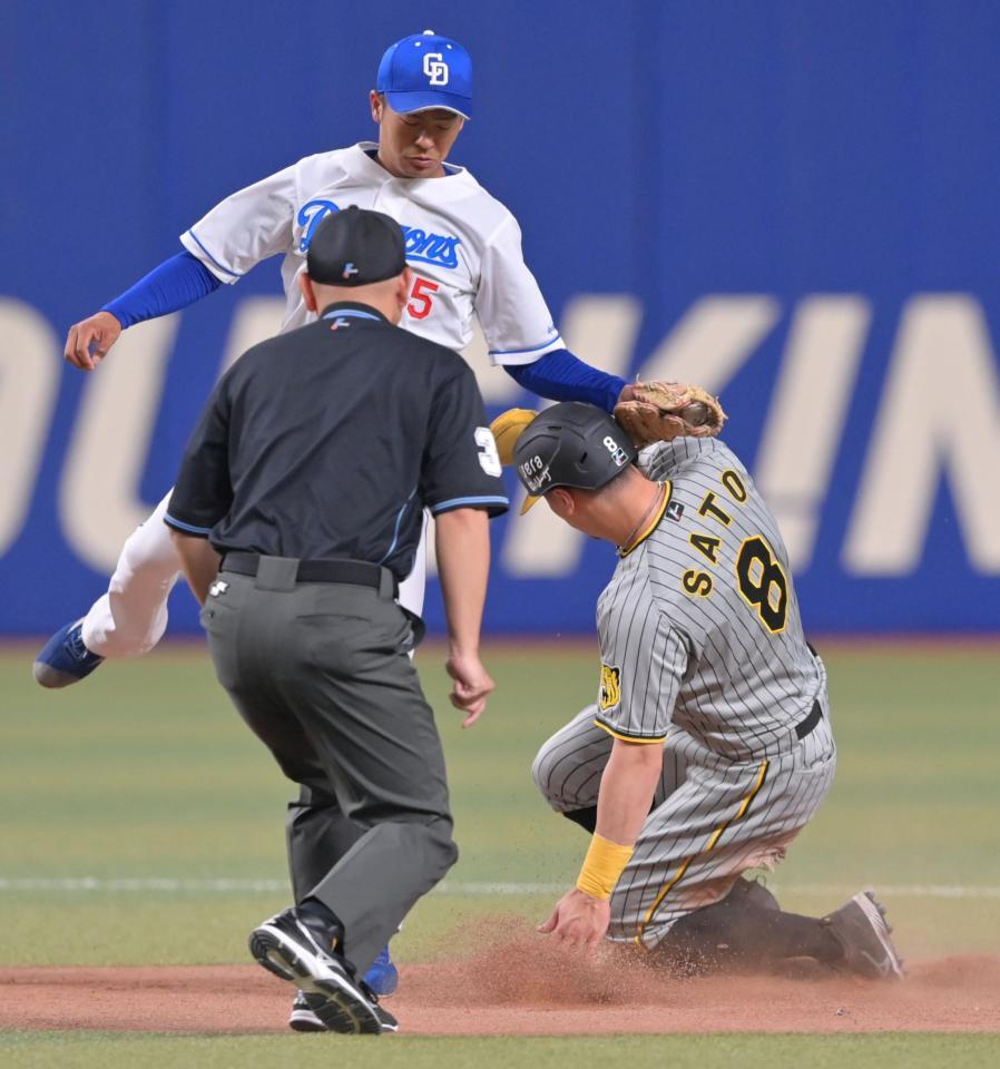 　６回、二盗を成功させる佐藤輝（撮影・立川洋一郎）