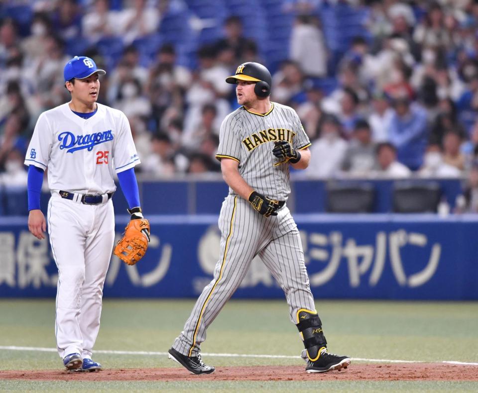 　５回、中前適時打を放ったノイジー（右）＝撮影・中田匡峻