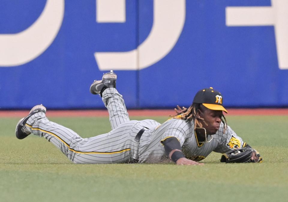 　３回、福永の打球をダイビングキャッチする右翼手・ミエセス（撮影・立川洋一郎）