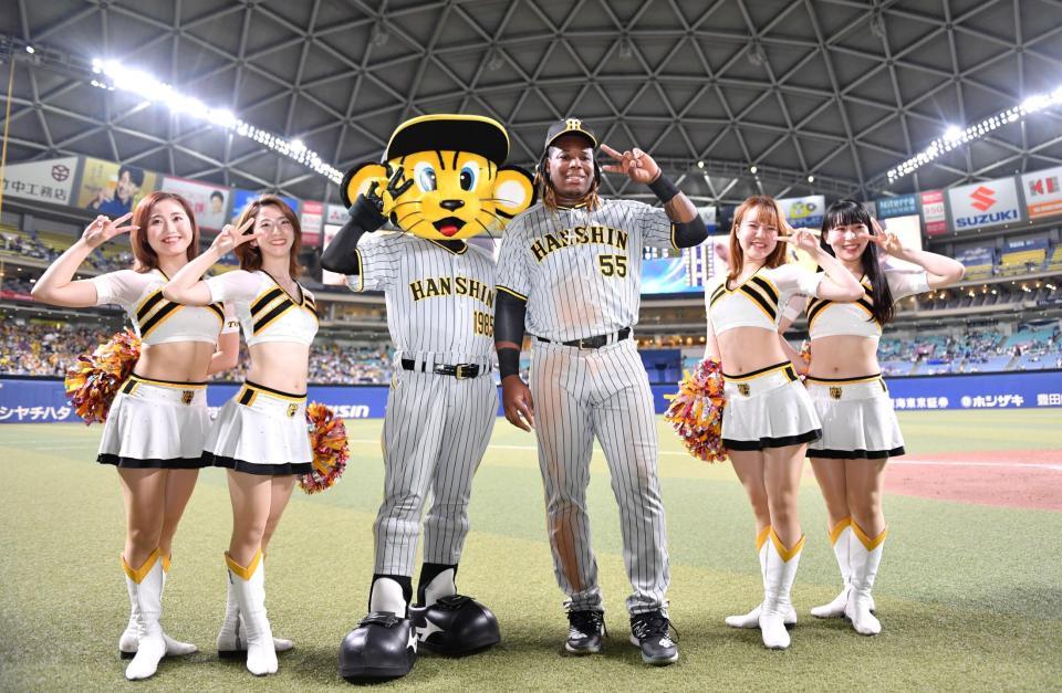 　ヒーローのミエセス（中央右）はＴｉｇｅｒｓＧｉｒｌｓらとポーズを決める（撮影・中田匡峻）