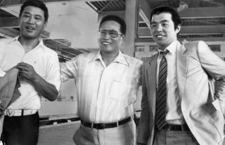 　オールスターに出場する藤田（左）、掛布（右）と肩を組む中西監督＝１９８１年７月