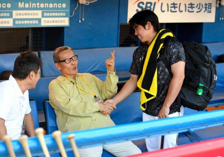 　試合前、ヤクルト・村上にアドバイスする＝神宮球場