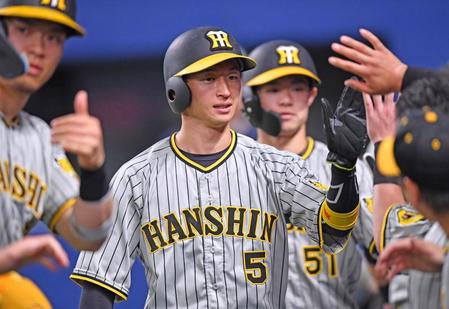 　１回、ミエセスの先制３点適時二塁打で生還した近本（中央）＝撮影・中田匡峻