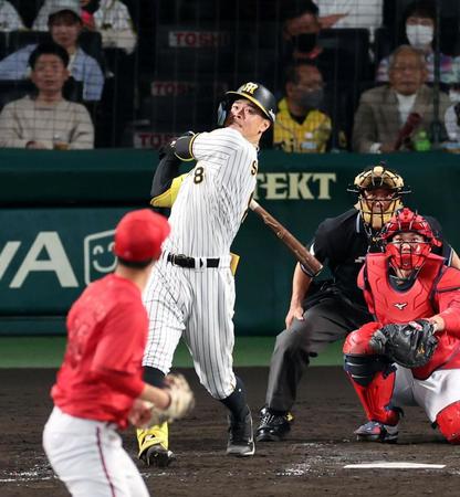 ４回、バックスクリーン右にソロを放つ佐藤輝（撮影・山口登）