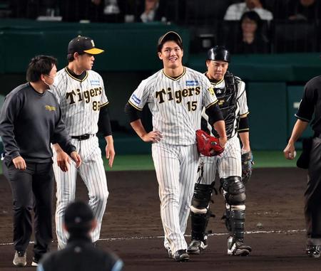 ７回、西純は韮沢の打球を足に受けるも笑顔を見せる（撮影・山口登）