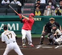 １回、中前に先制適時打を放つ松山（撮影・山口登）