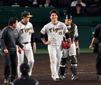 ７回、西純は韮沢の打球を足に受けるも笑顔を見せる（撮影・山口登）