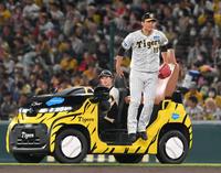 ７回、リリーフカーから飛び降りる西純（撮影・高部洋祐）