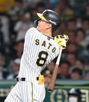 ４回、ソロを放つ佐藤輝（撮影・高部洋祐）