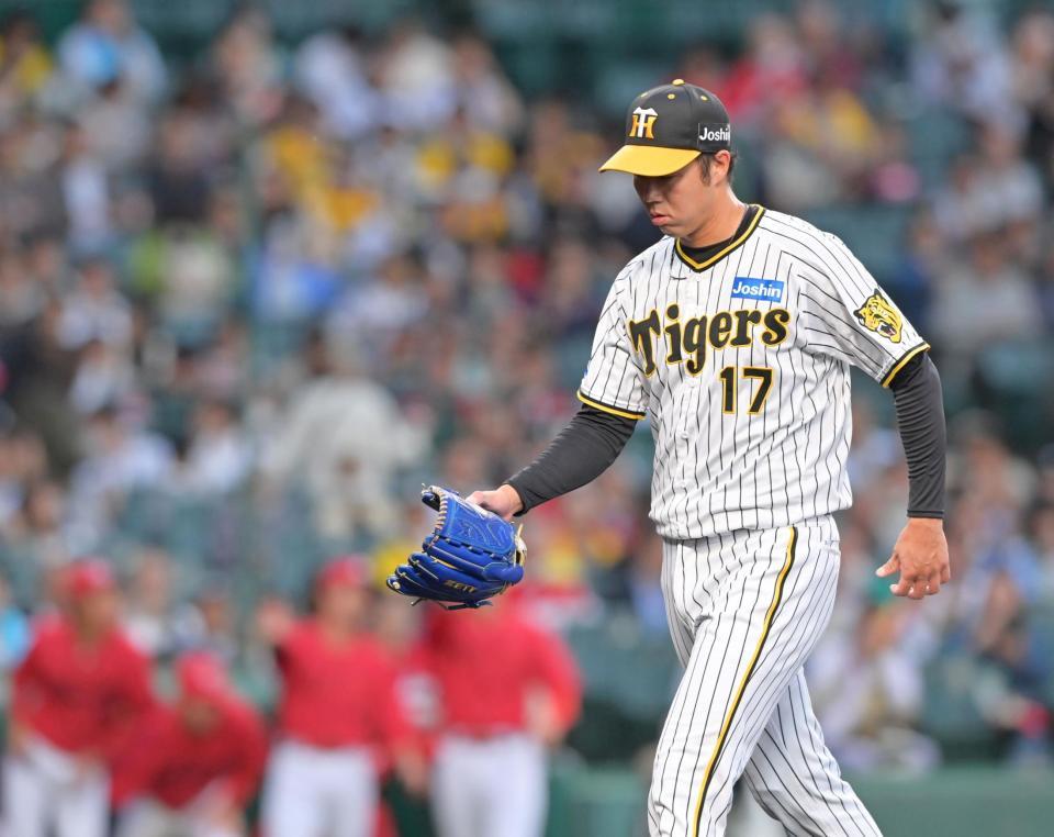 １回、いきなり５点を奪われてうつむきながらベンチへ戻る青柳（撮影・立川洋一郎）