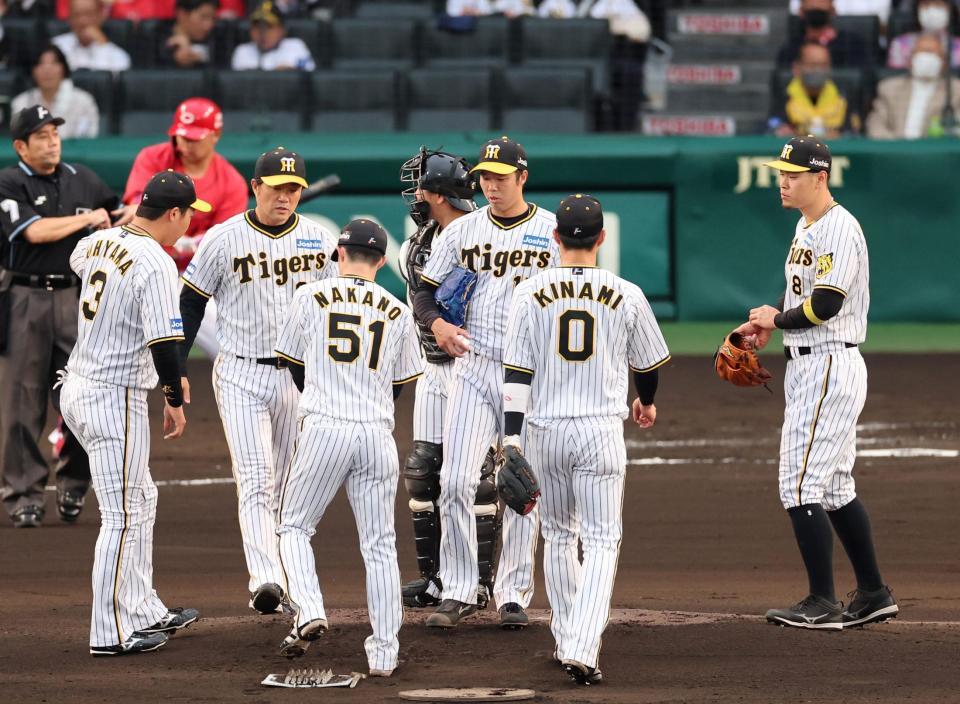 １回、先発の青柳が広島打線に捕まりナインがマウンドに集まる（撮影・山口登）