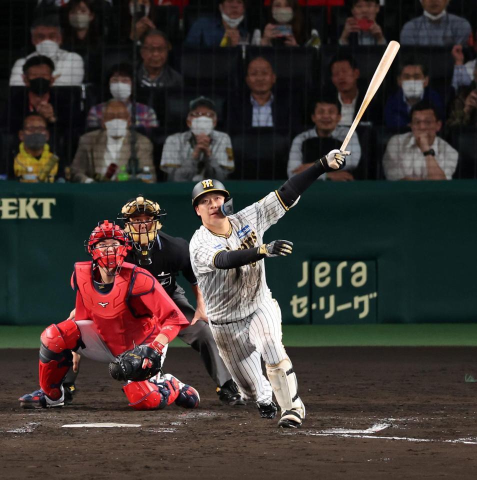 ５回、左中間に同点３ランを放つ大山（撮影・山口登）