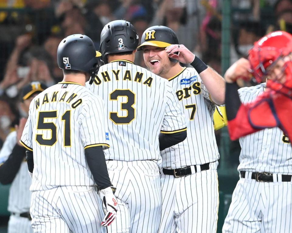 ５回、同点３ランを放った大山（３）を迎えるノイジー（７）＝撮影・高部洋祐