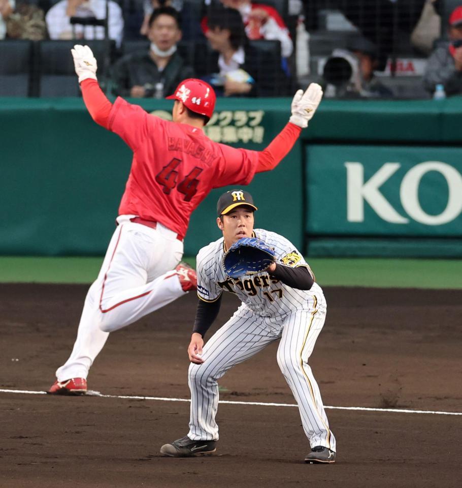 １回、韮沢に適時打で二走・林の生還を許す青柳（撮影・山口登）