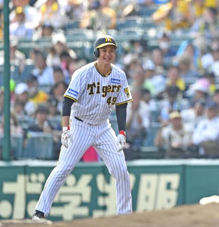 　３回、内野安打で出塁し、笑顔の大竹（撮影・中田匡峻）