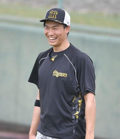 　練習で笑顔を見せる湯浅（撮影・石井剣太郎）