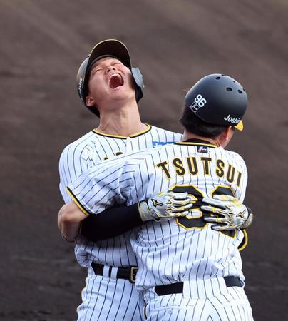 ９回、森下はサヨナラ打を放ち筒井コーチと抱き合って喜ぶ（撮影・山口登）