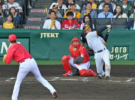 ９回、左前へサヨナラ打を放つ森下（撮影・立川洋一郎）