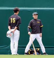 　西純（左）と話し込む岡田監督（撮影・山口登）