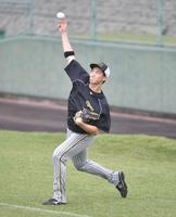 　キャッチボールする湯浅（撮影・石井剣太郎）