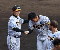 岡田監督（左）はサヨナラ打を放った森下を祝福する（撮影・山口登）