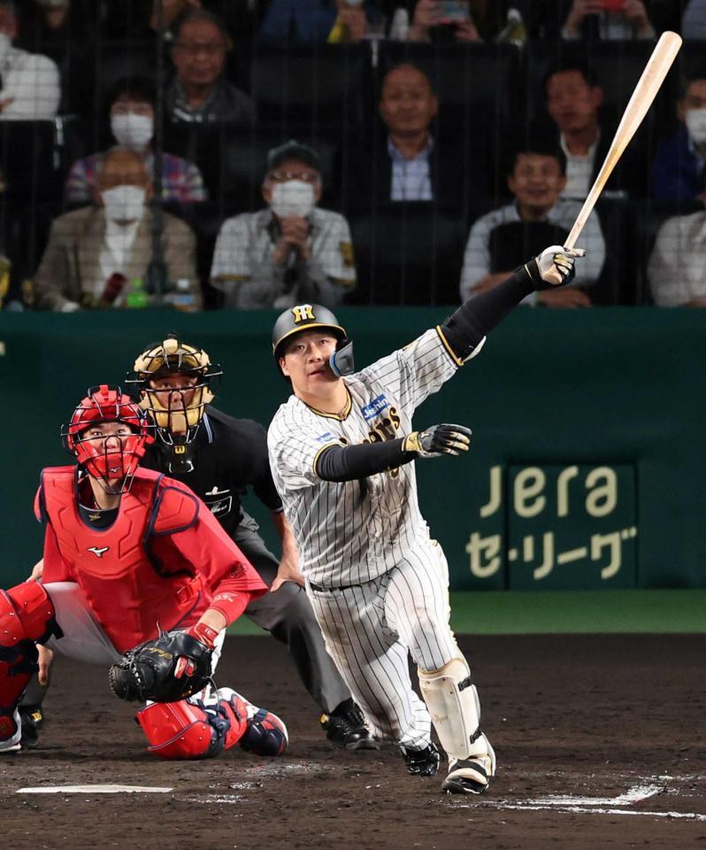 　５回、同点３ランを放つ大山（撮影・山口登）