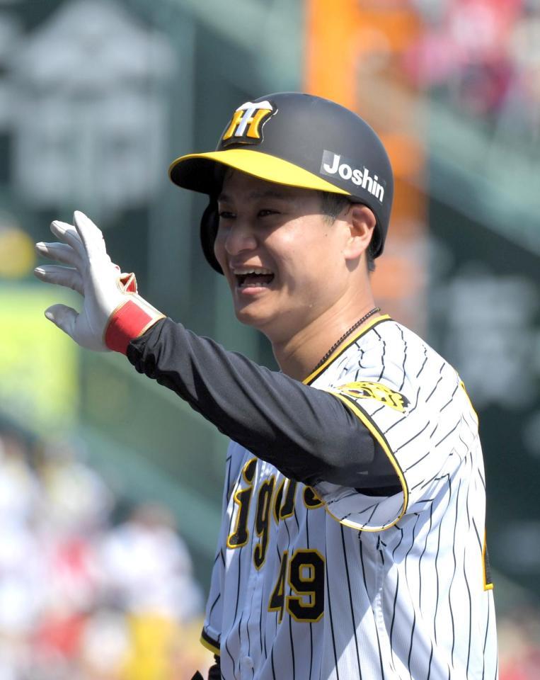 　３回、内野安打を放ち、喜ぶ大竹（撮影・北村雅宏）