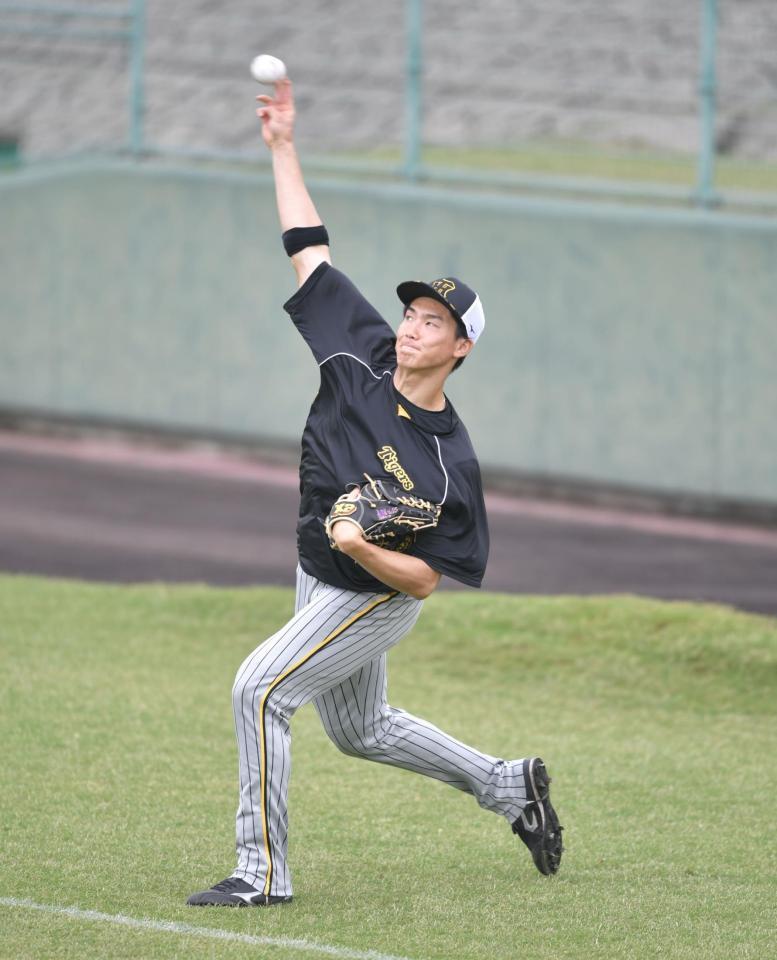 　キャッチボールする湯浅（撮影・石井剣太郎）