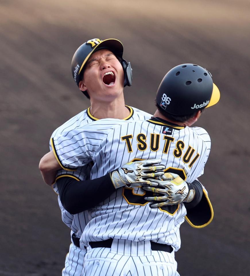 ９回、サヨナラ打を放ち喜びを爆発させる森下（撮影・山口登）