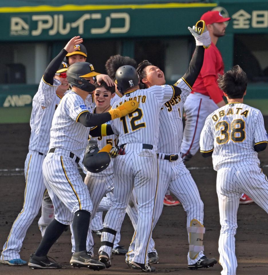 　９回、サヨナラ打を放ちナインの祝福に喜びを爆発させる森下（１）＝撮影・立川洋一郎