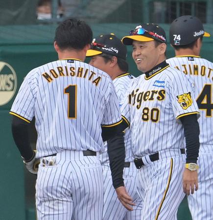 　サヨナラ打を放った森下（左）をねぎらう岡田監督（撮影・立川洋一郎）