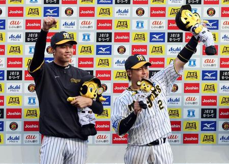 　お立ち台で「あさっても勝つばい」とポーズを決める才木（左）と梅野（撮影・山口登）