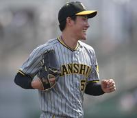 　４回、得点を許さず投げ終え笑顔の富田（撮影・石井剣太郎）