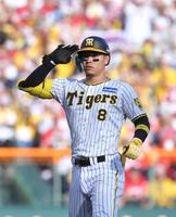 　７回、二塁打を放ち、敬礼のポーズを見せる佐藤輝（撮影・北村雅宏）