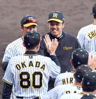 　岡田監督と笑顔でタッチする才木（右）＝撮影・山口登