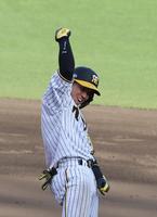 　８回、適時打を放った梅野は二塁ベース上でガッツポーズを見せる（撮影・山口登）
