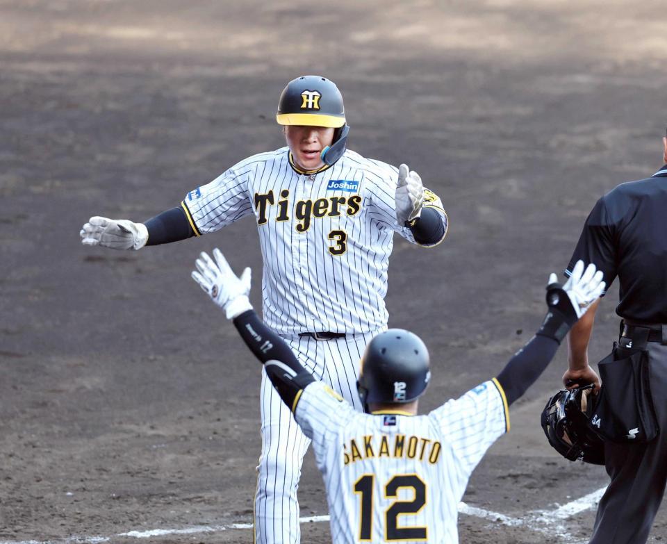 　９回、森下の左前打で生還する大山