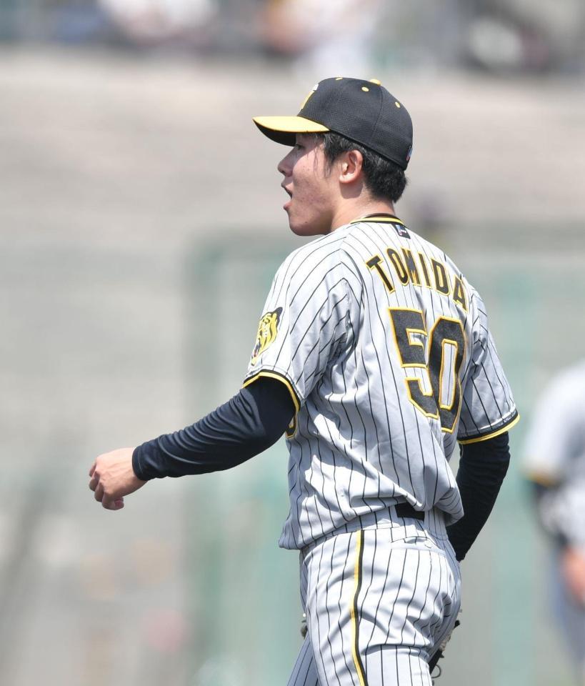 　２回、渡部をセカンドライナーに打ち取り吠える富田（撮影・石井剣太郎）