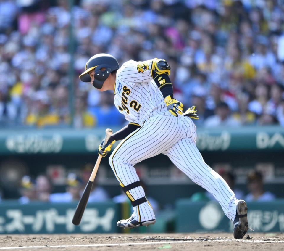 　４回、中前適時打を放つ梅野（撮影・中田匡峻）