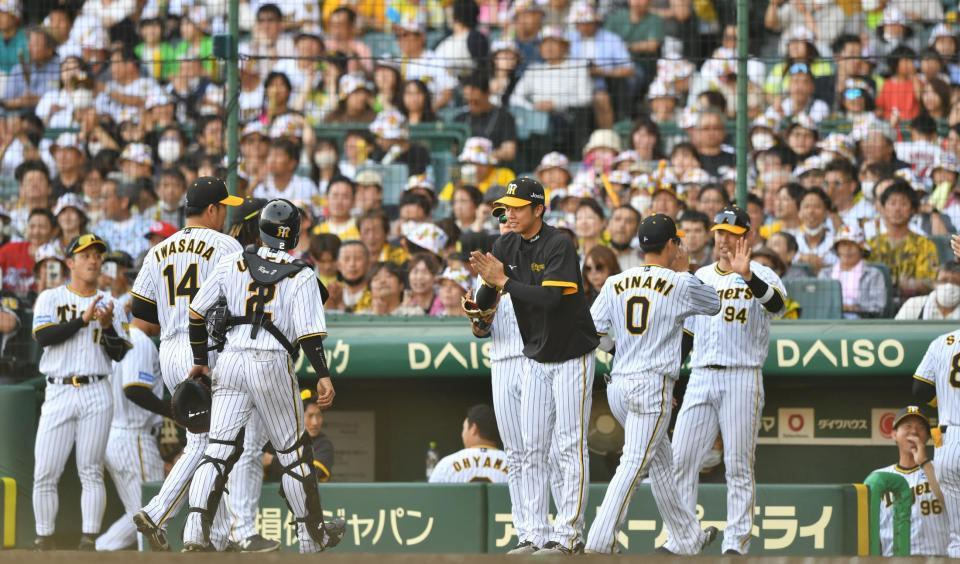 　８回を無失点に抑えた岩貞（１４）を迎える才木（撮影・中田匡峻）