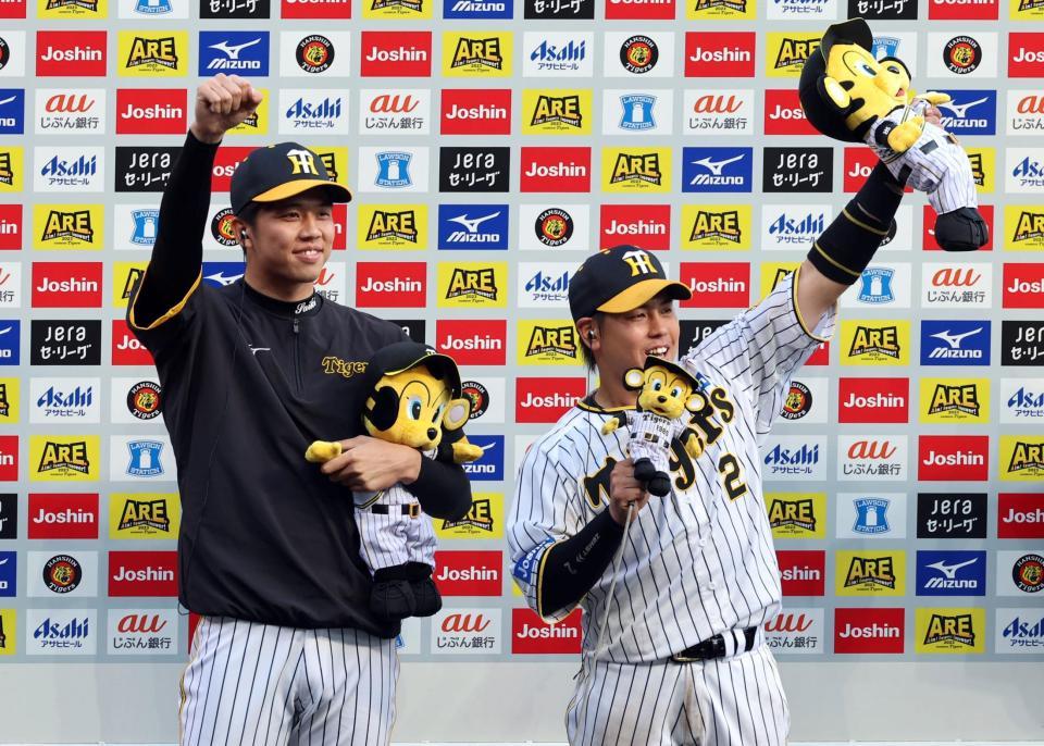 　お立ち台で「あさっても勝つばい」とポーズを決める才木（左）と梅野（撮影・山口登）