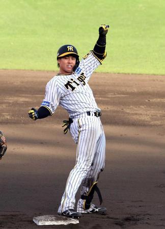 　８回、適時打を放ち塁上でガッツポーズを見せる梅野