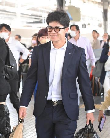 　東京へ移動する中野（撮影・高部洋祐）