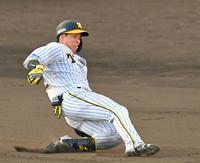 　８回、２点適時打を放ち送球間に二塁へ滑り込む梅野