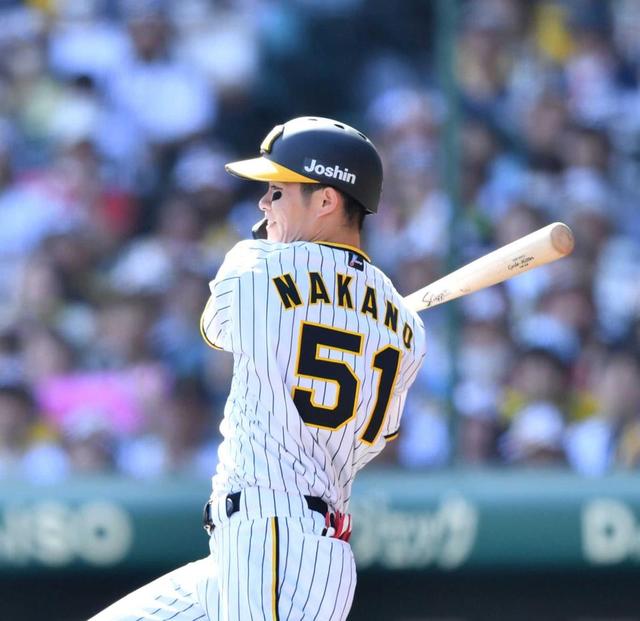 今季最多の観衆の中、阪神・中野が先制打！　１０戦連続安打を記録し「一球で仕留められた」