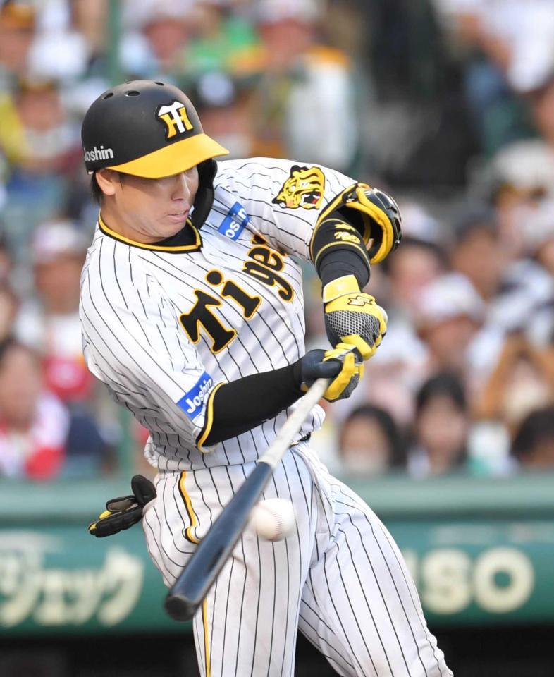 　８回、２点適時打を放つ梅野