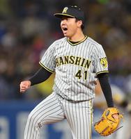 　６回、村上を三振に斬りほえる村上（撮影・吉澤敬太）